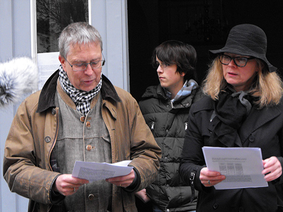 Biographien werden verlesen - Foto Martin Rheinsberg