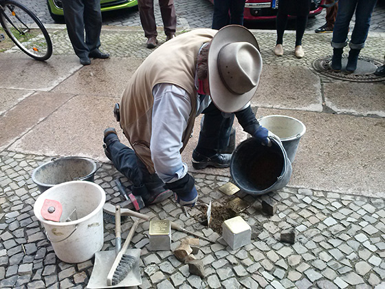 Gunter Demnig vor der Friedbergstrasse 34 - Foto Gisela Morel-Tiemann