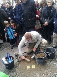 Reges Interesse an der Verlegung - Foto Margit Robertz